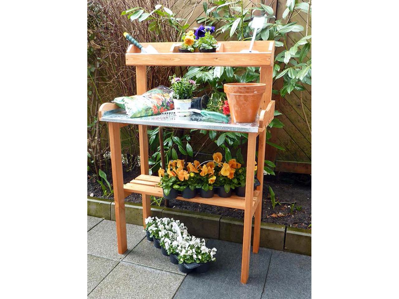 Pflanztisch mit Ablage