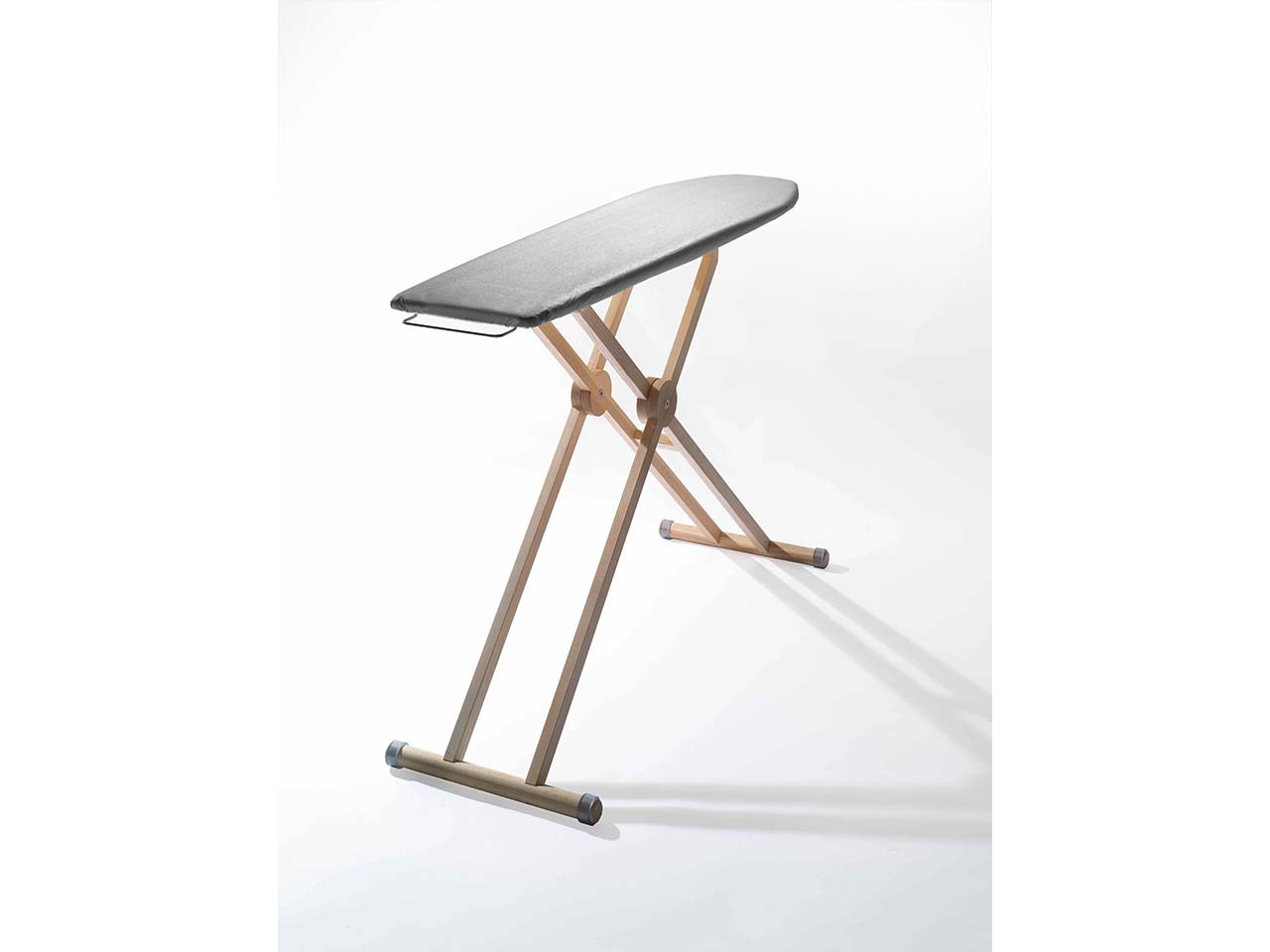 SIDE BY SIDE Bügelbrett "Au Pair" Gestell aus massiver Esche, inkl. Ersatzbezug