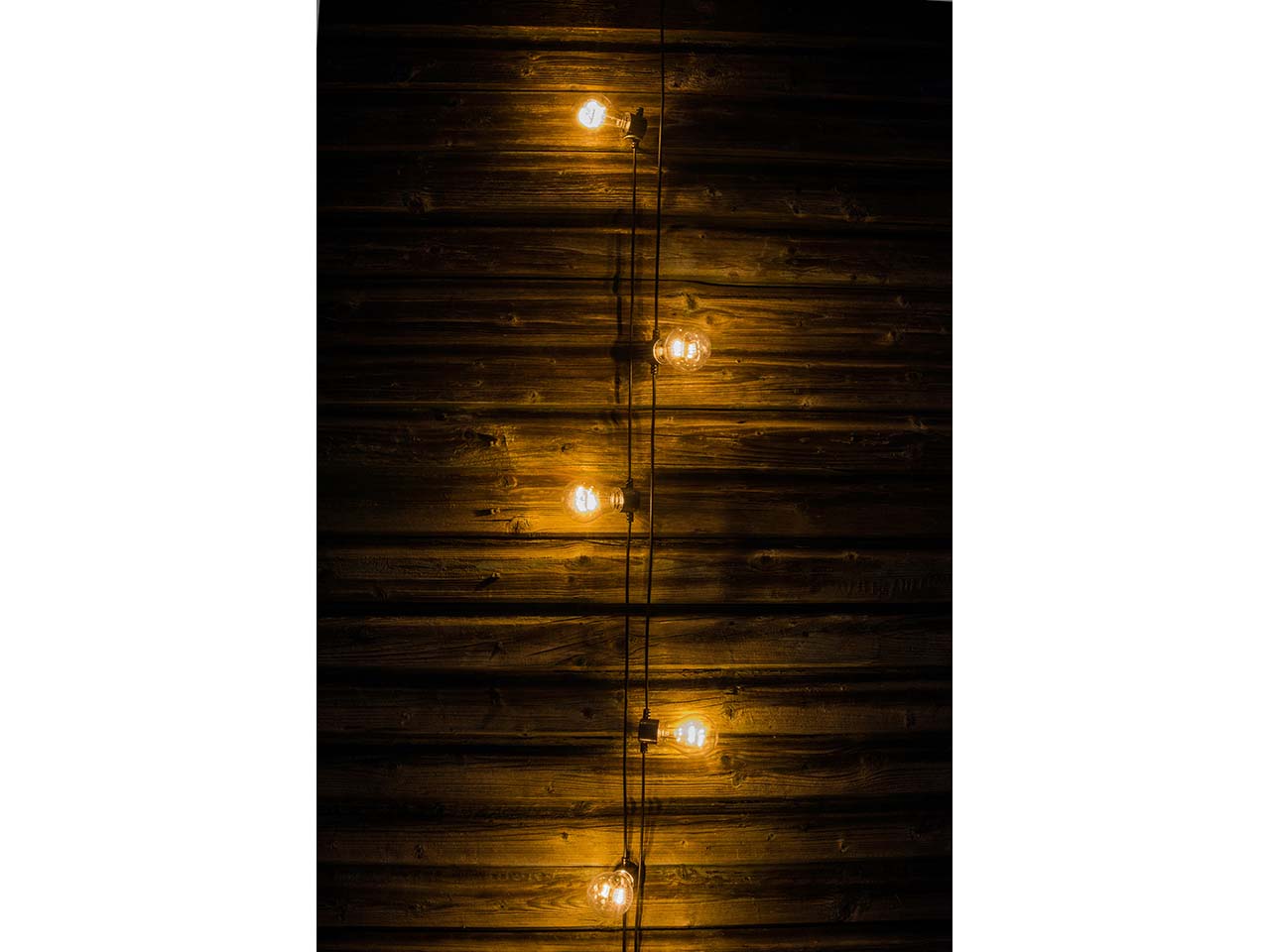 Konstsmide LED-Lichterkette Party, 6h Timer, 5 Birnen klar, 40 Dioden warmweiß