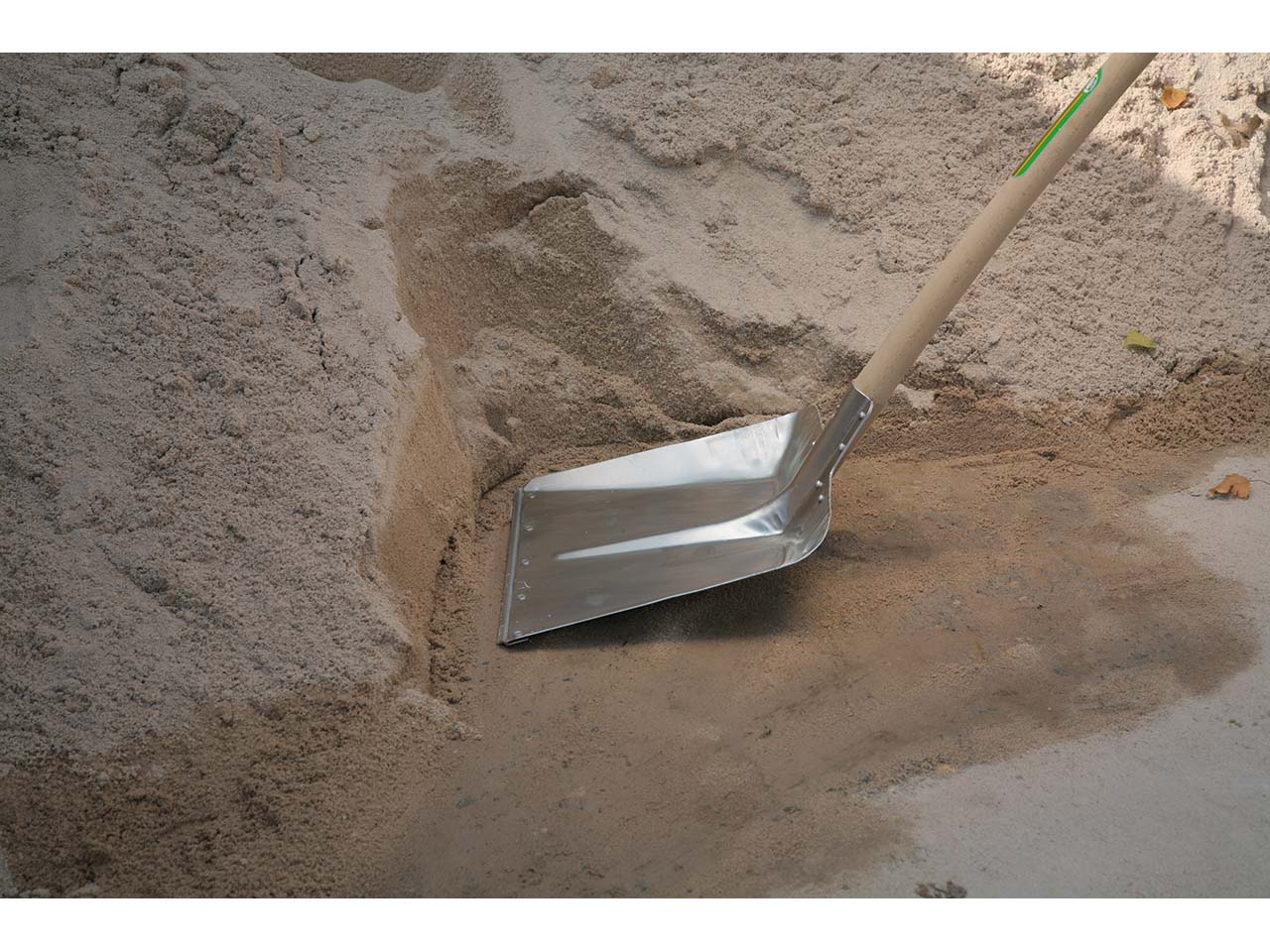 FREUND VICTORIA Aluminium Randschaufel mit Holzstiel 67095