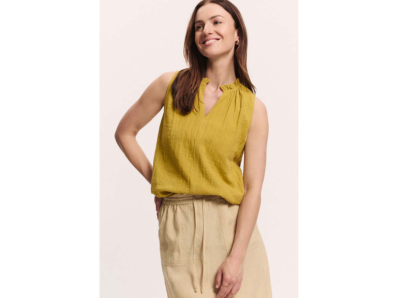 tranquillo Bio-Damen-Musselin-Bluse "Lauraa" mit Detailausschnitt, avocado green, Gr. 38