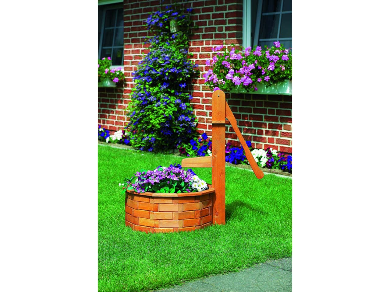 Holztrog mit Holzschwengelpumpe, rund