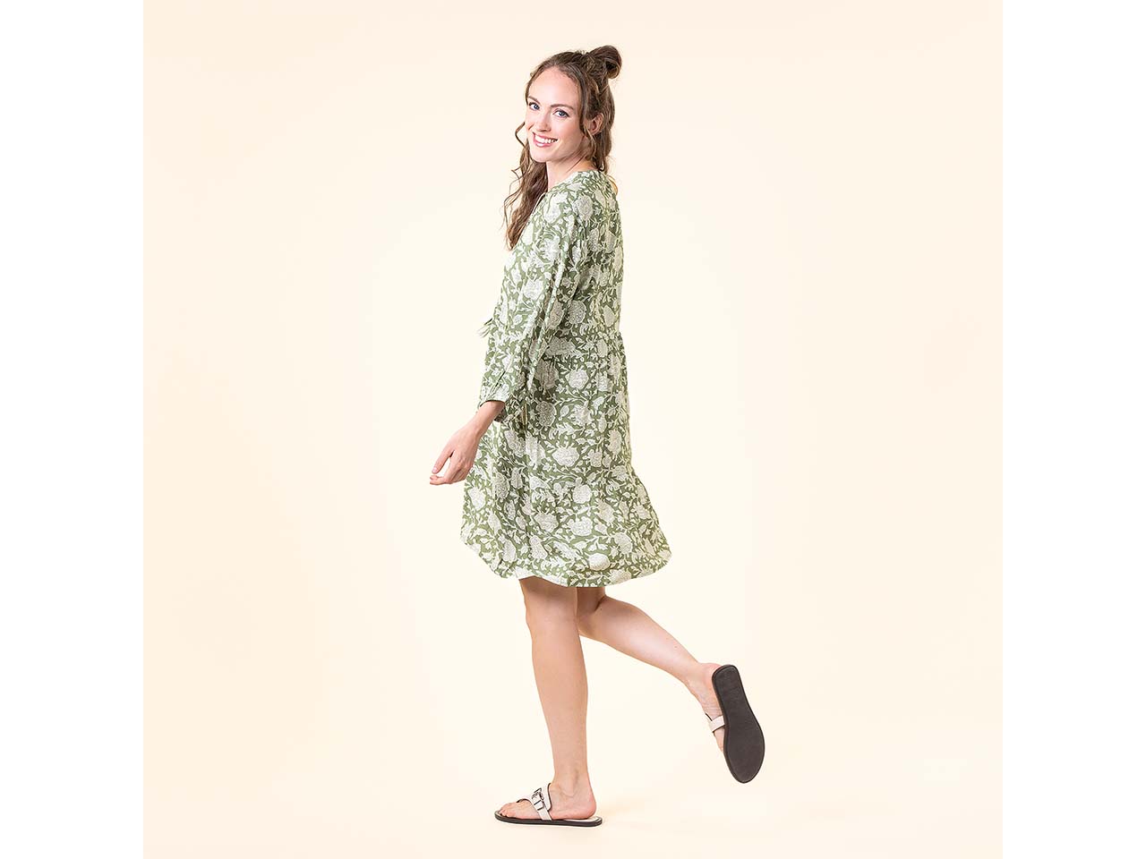 Living Crafts Damen-Kleid 'THYMIANE' mit V-Ausschnitt, botanical/flowers, Gr. 36