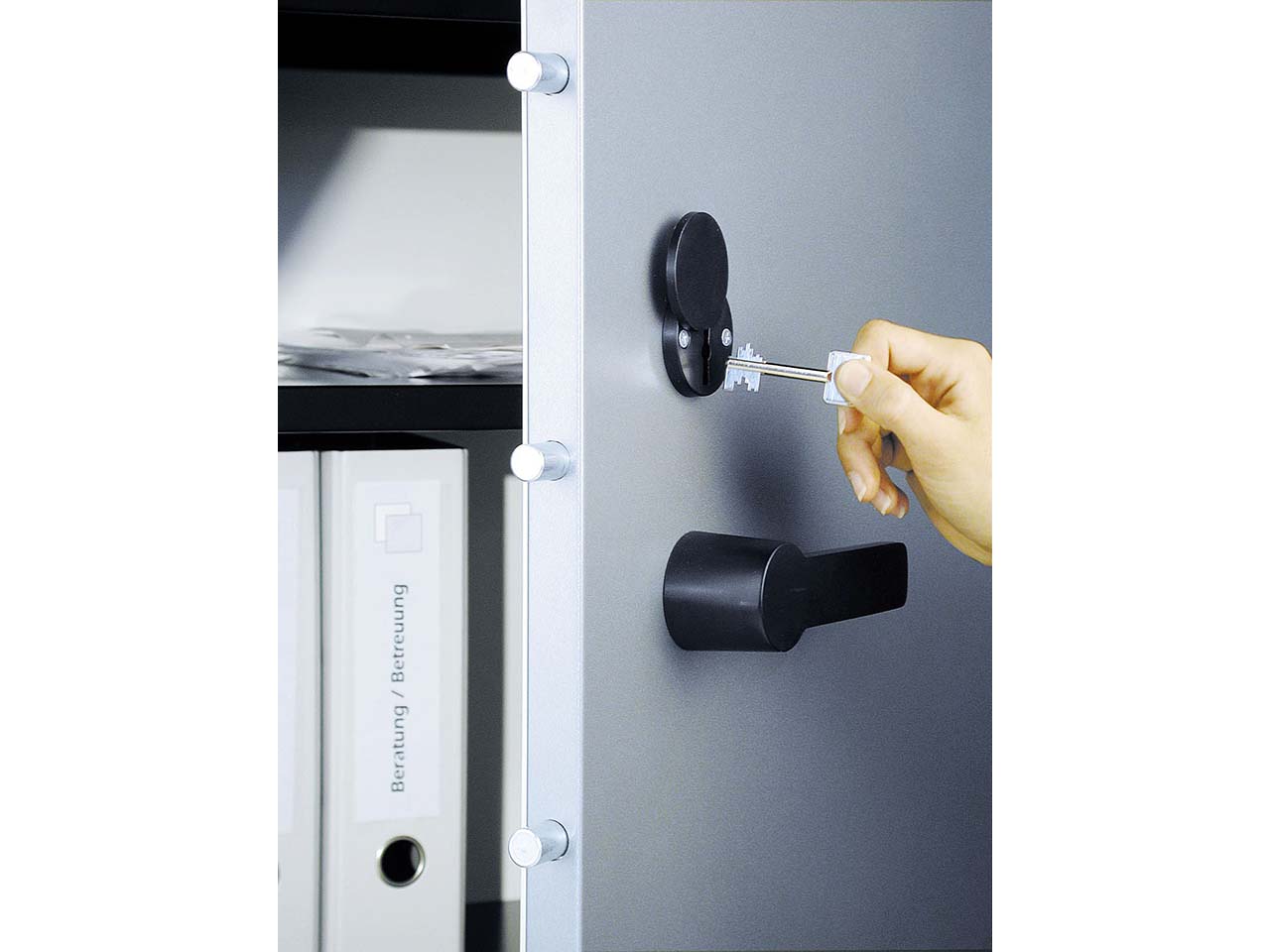 Feuergeschützte Flügeltürenschrank lichtgrau B 93 cm, H 195 cm