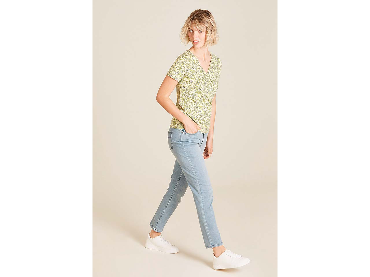 tranquillo Bio-Damen-T-Shirt mit abgesetztem V-Ausschnitt, summer leafs, Gr. S