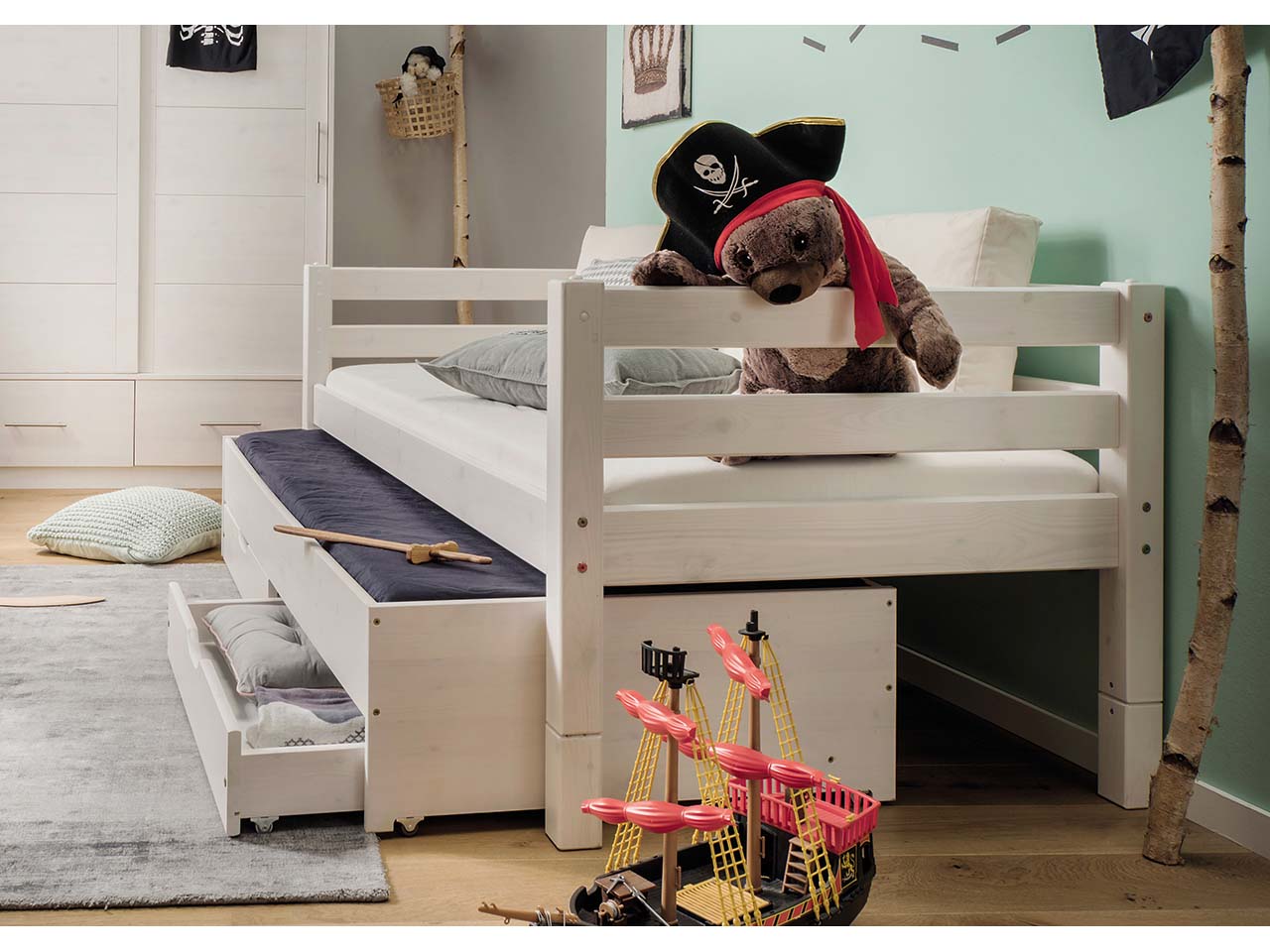 Bett "Infanskids" 90x200 cm, mit 1 Bettschubkasten, 2 Rollschubkästen, Kiefer weiß