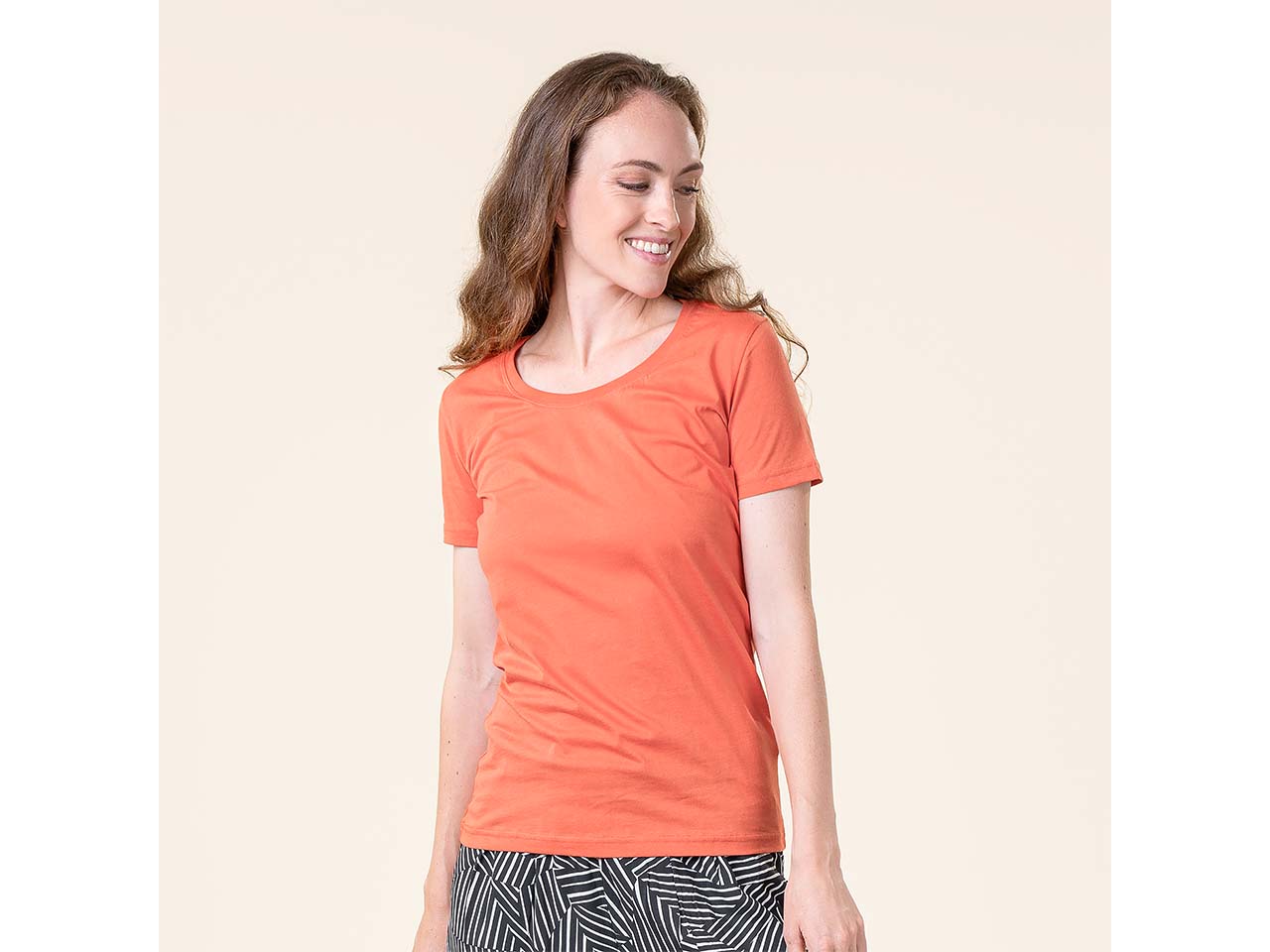 Living Crafts Bio-Damen-T-Shirt 'TABERA' mit Rundhalsausschnitt, poincana red, Gr. S