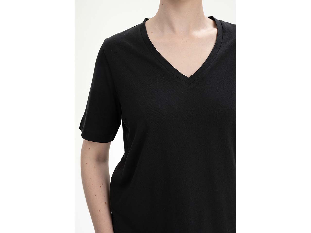 MELA Bio-Damen-T-Shirt "ANKITA" mit V-Ausschnitt, schwarz, Gr. S