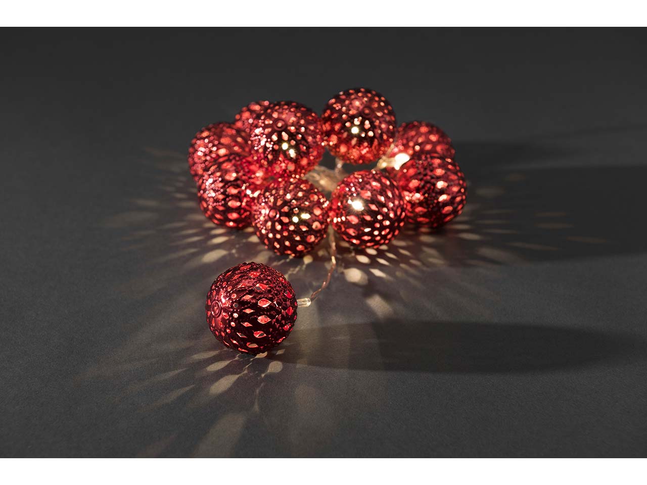 Konstsmide LED-Dekolichterkette "Kugeln" rot, 10 Dioden warmweiß