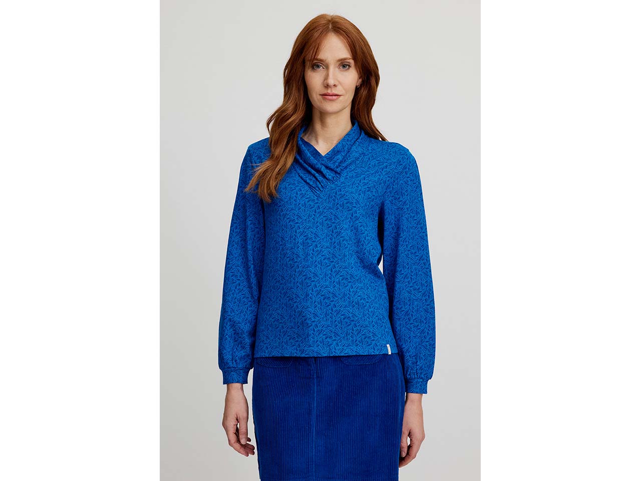 tranquillo Bio-Damen-Bluse mit drappiertem V-Kragen, blue paisley, Gr. M