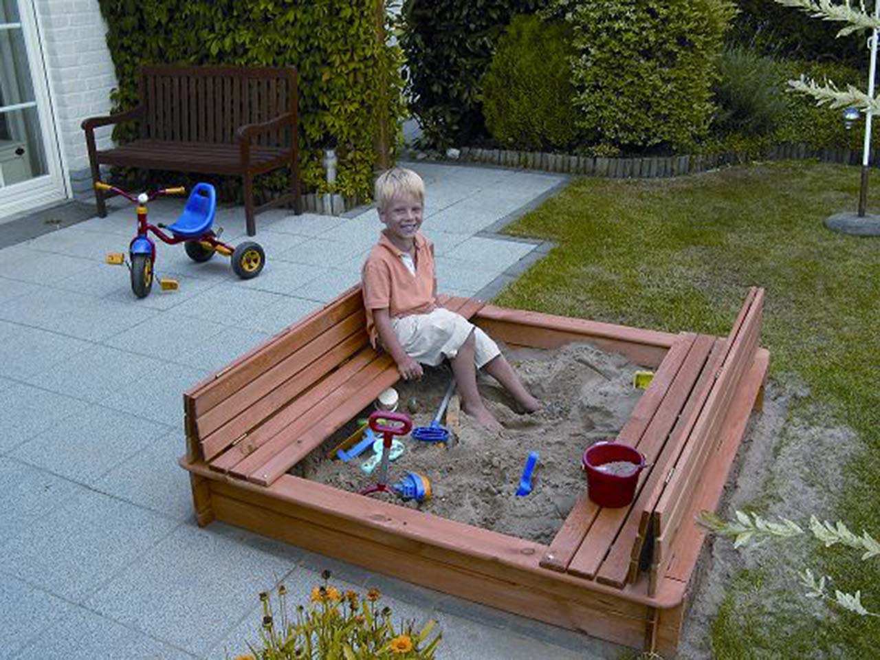 Sandkasten "Donald" mit klappbarer Abdeckung, 140 x 140 cm