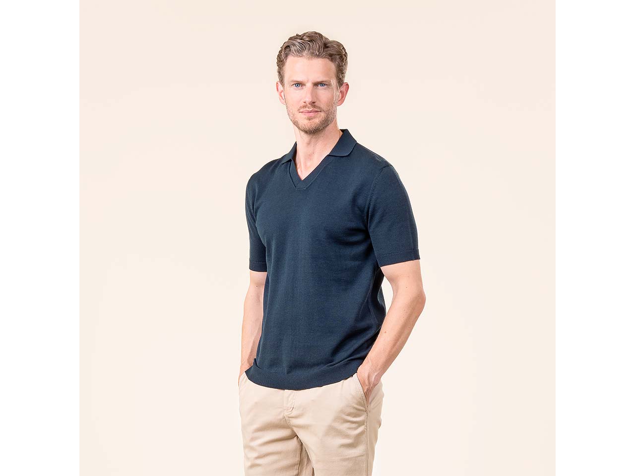 Living Crafts Bio-Herren-Polo-Shirt 'TAAROS' mit V-Ausschnitt, midnight, Gr. M
