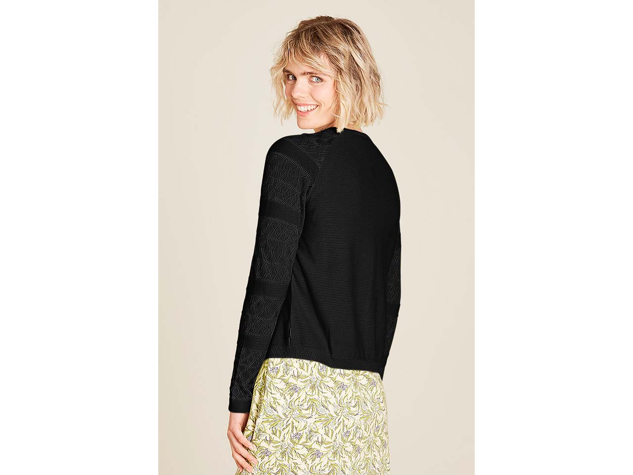 tranquillo Bio-Damen-Strickjacke mit Ajour-Ärmeln, black, Gr. S
