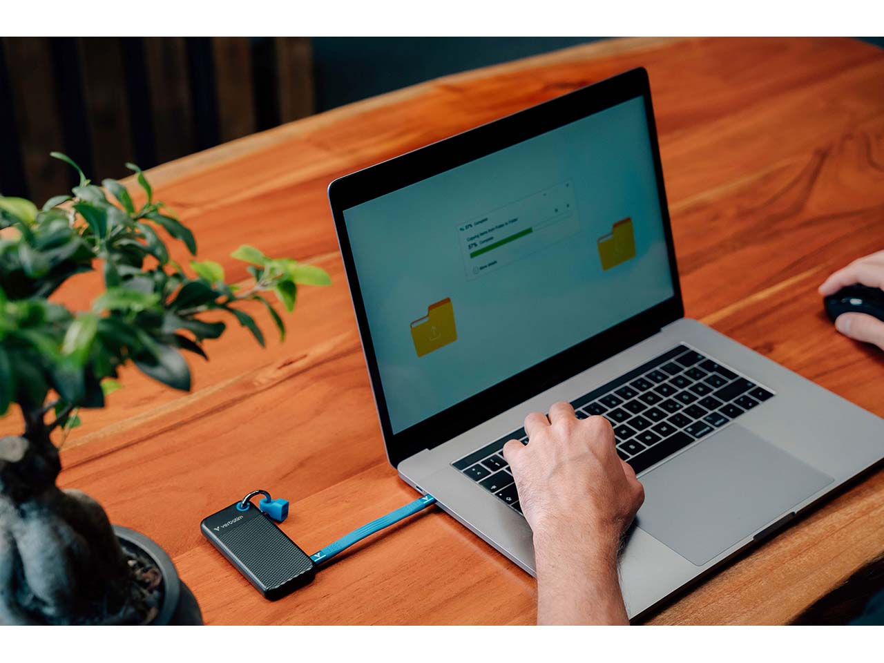Verbatim Externe SSD-Festplatte "Pocket" schwarz, blau 2 TB