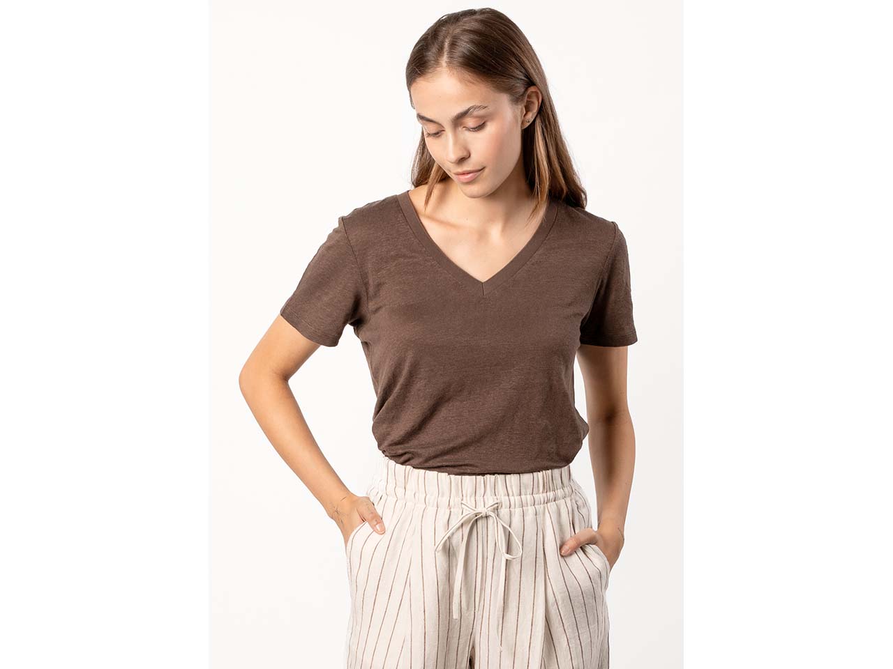 Living Crafts Damen-T-Shirt 'TALIDA' aus Leinen mit V-Ausschnitt, earth, Gr. S