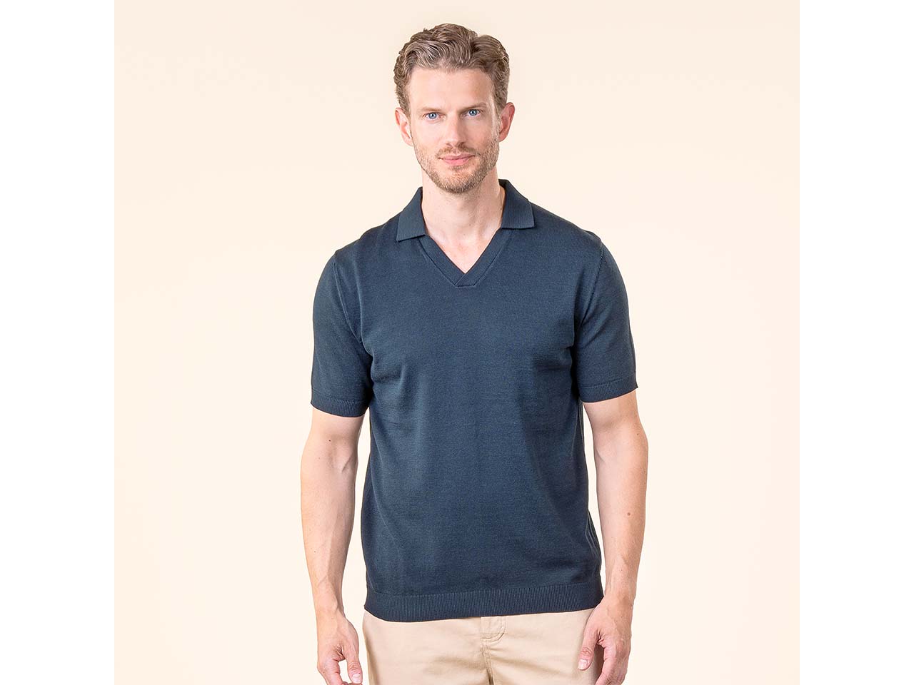Living Crafts Bio-Herren-Polo-Shirt 'TAAROS' mit V-Ausschnitt, midnight, Gr. M