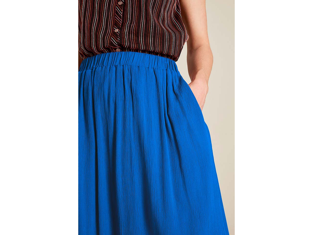 tranquillo Damen-Midi-Rock aus Crinkle-Viskose, mit Taschen, dazzling blue, Gr. 36