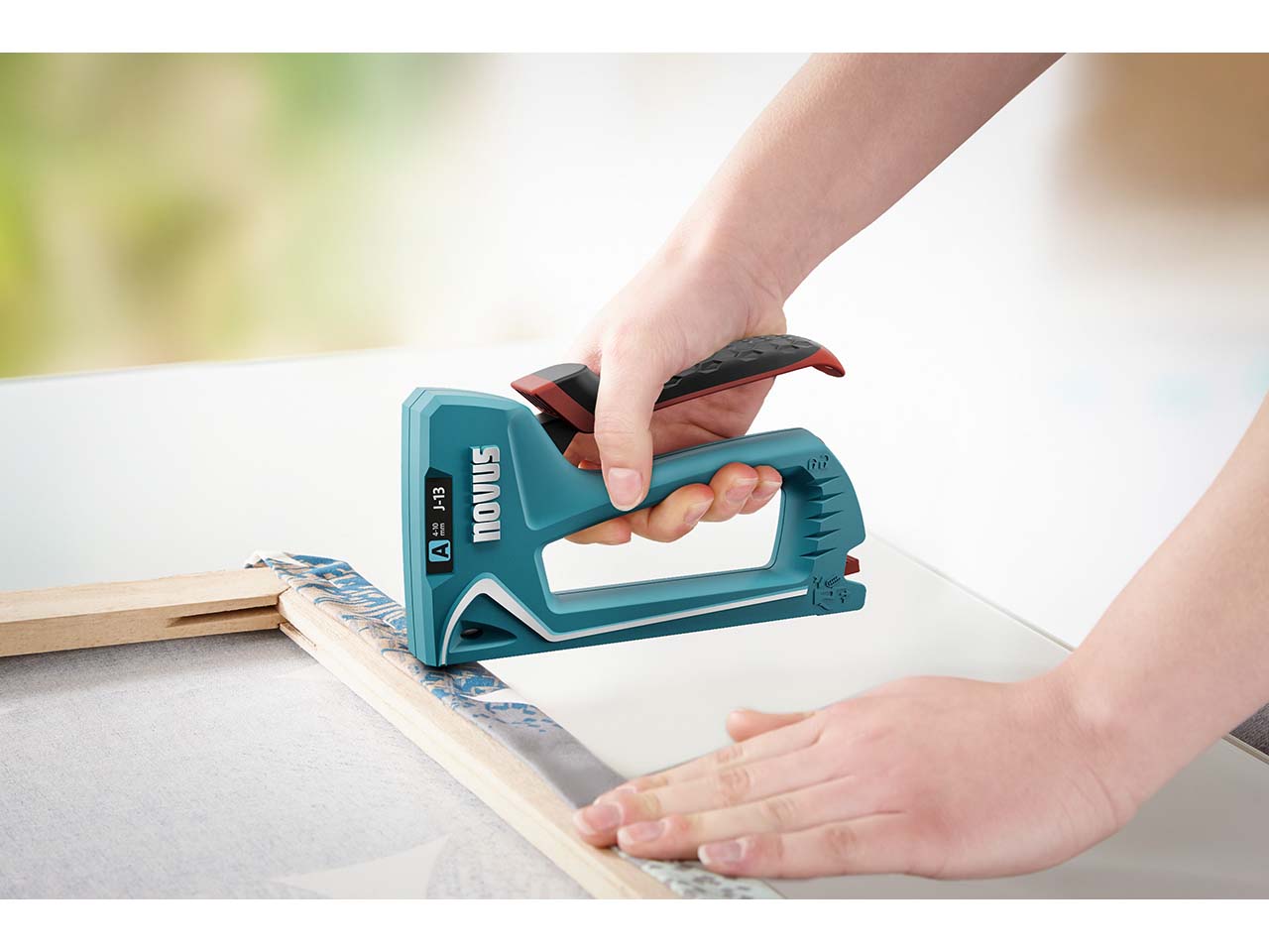 Novus Handtacker "J-13" aus ABS-Kunststoff