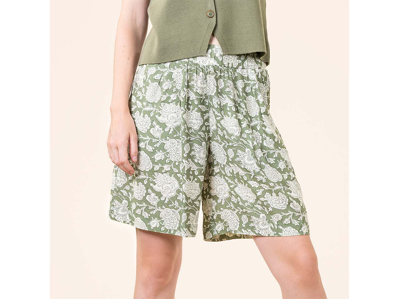 Living Crafts Damen-Short 'TETTA' aus Viskose, botanical/flowers, Gr. 36