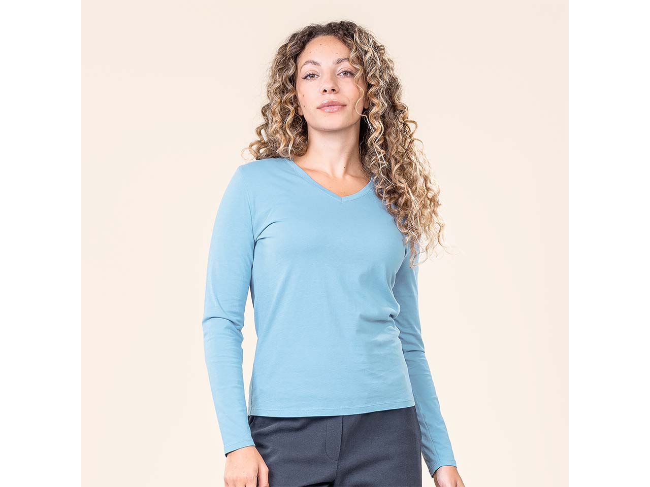 Living Crafts Bio-Damen-Langarmshirt "TARANA" mit V-Ausschnitt, lazy blue, Gr. S