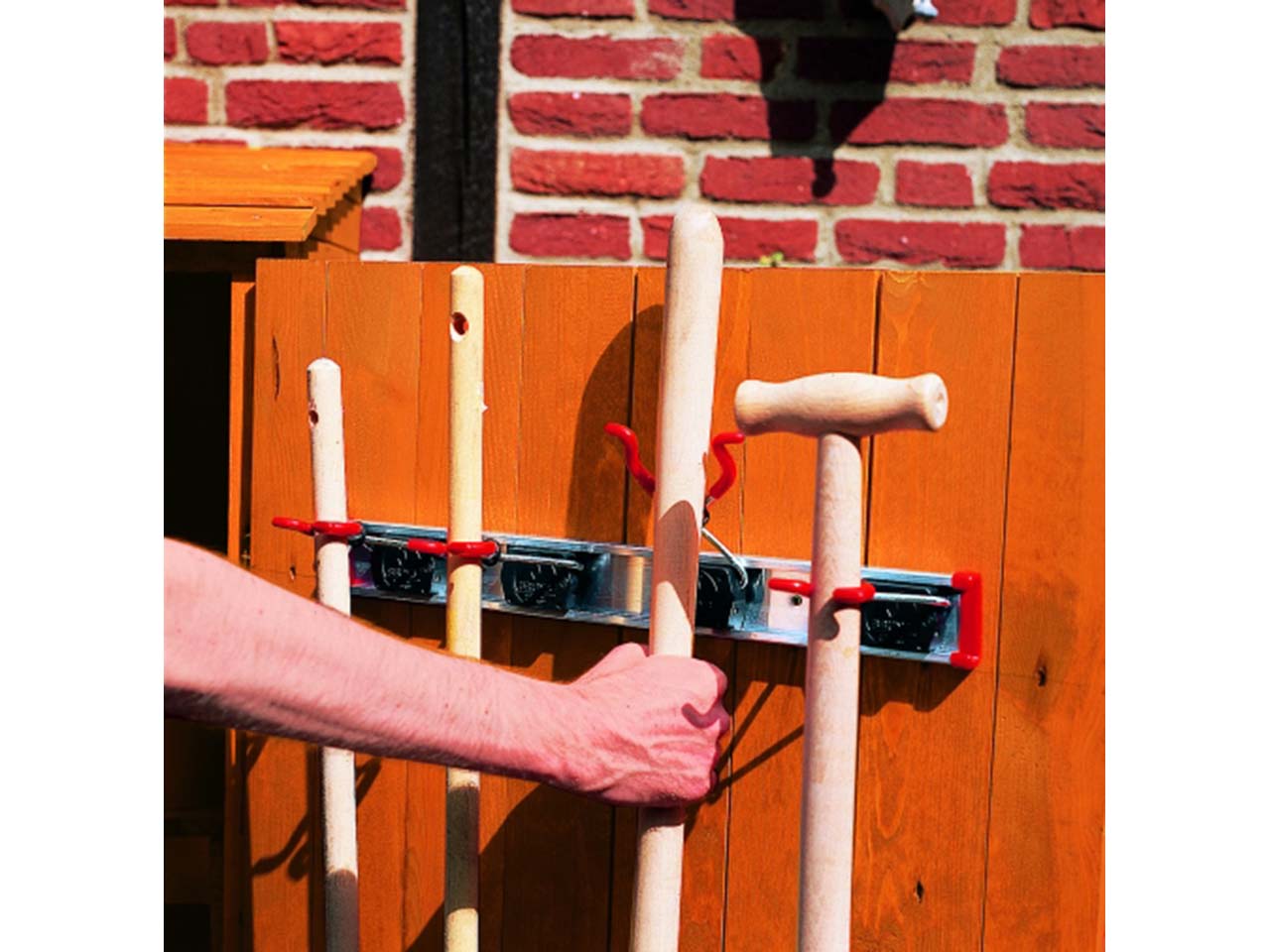 Bruns Geräteschiene für Gartenschrank mit vier Haltern