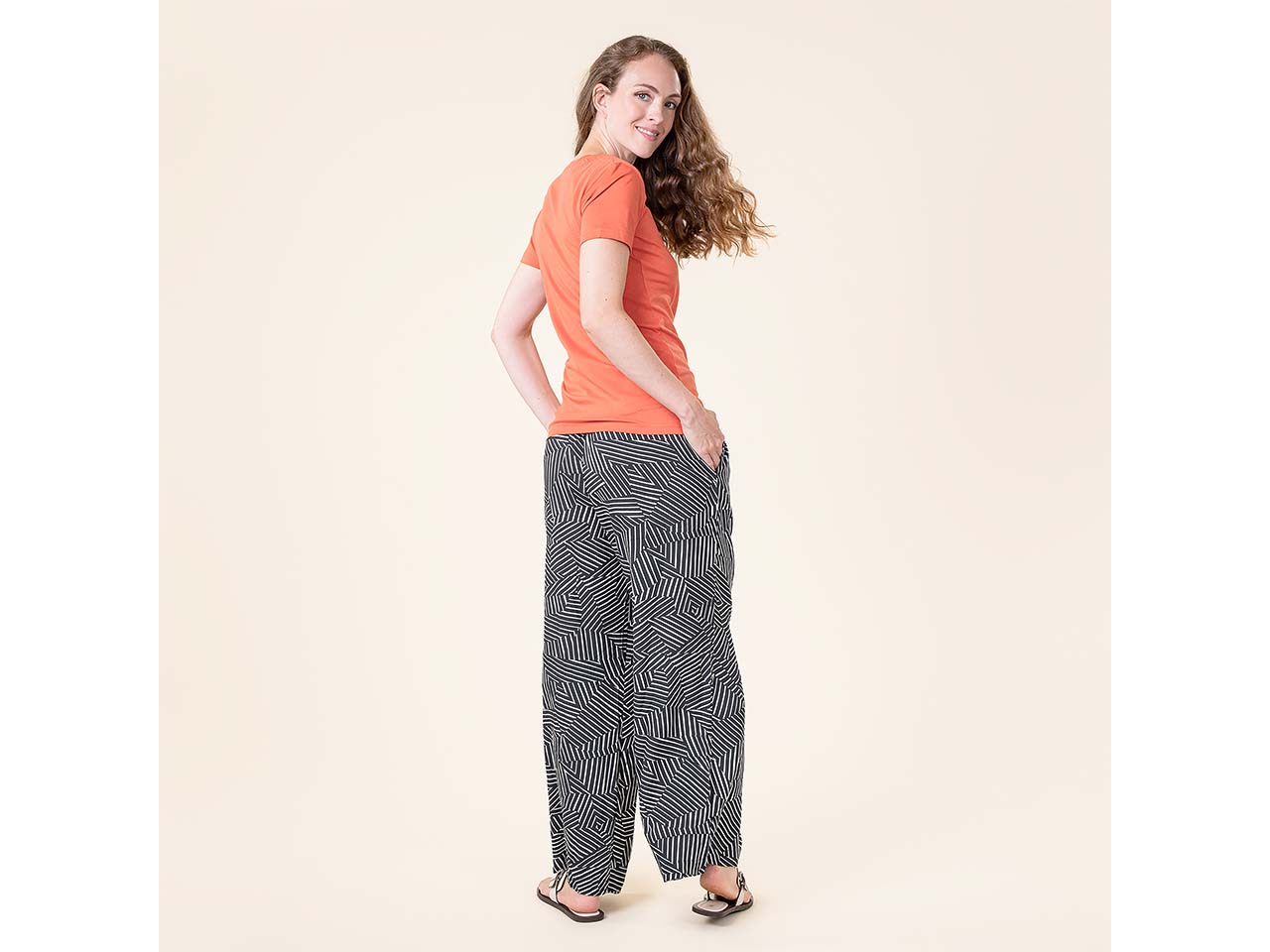 Living Crafts Bio-Damen-T-Shirt 'TABERA' mit Rundhalsausschnitt, poincana red, Gr. S